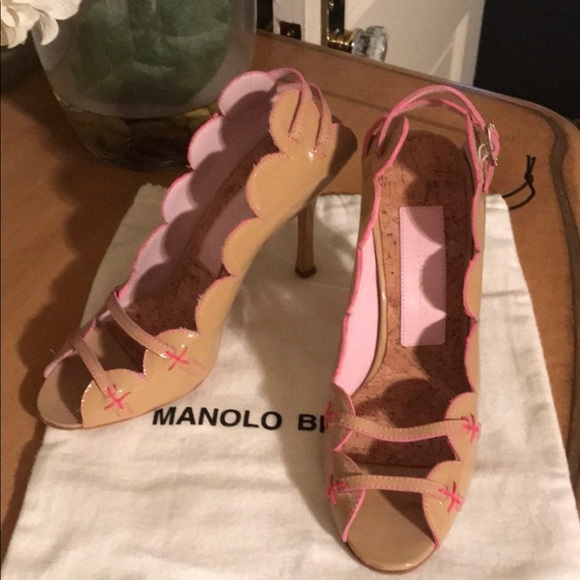 NWOB Manolo Blahnik scalloped sandals. - Picture 2 of 7